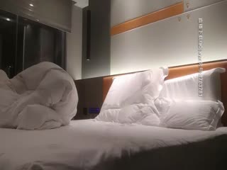 雀儿满天飞酷似萧亚轩外围女神第二场吃烧烤喝啤酒兴致盎然再来一炮